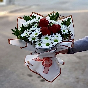 Marmaris Çiçek - 3 Gül ve Beyaz Papatya Buketi